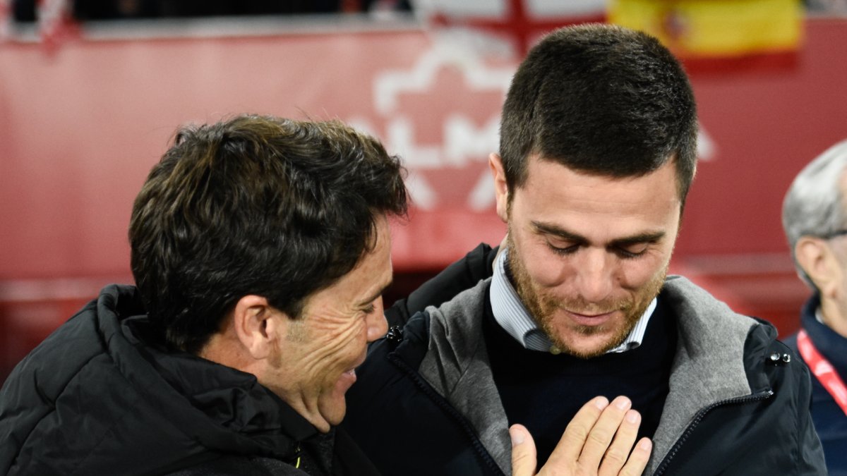 Rubi y Lisci se saludan en el Almería 1-0 Mirandés disputado el pasado mes de diciembre.