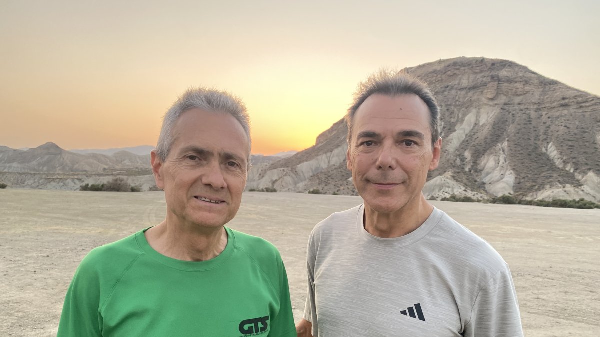 El geólogo José Miguel Alonso junto al autor de la entrevista, el periodista Antonio Hermosa en el desierto de tabernas.
