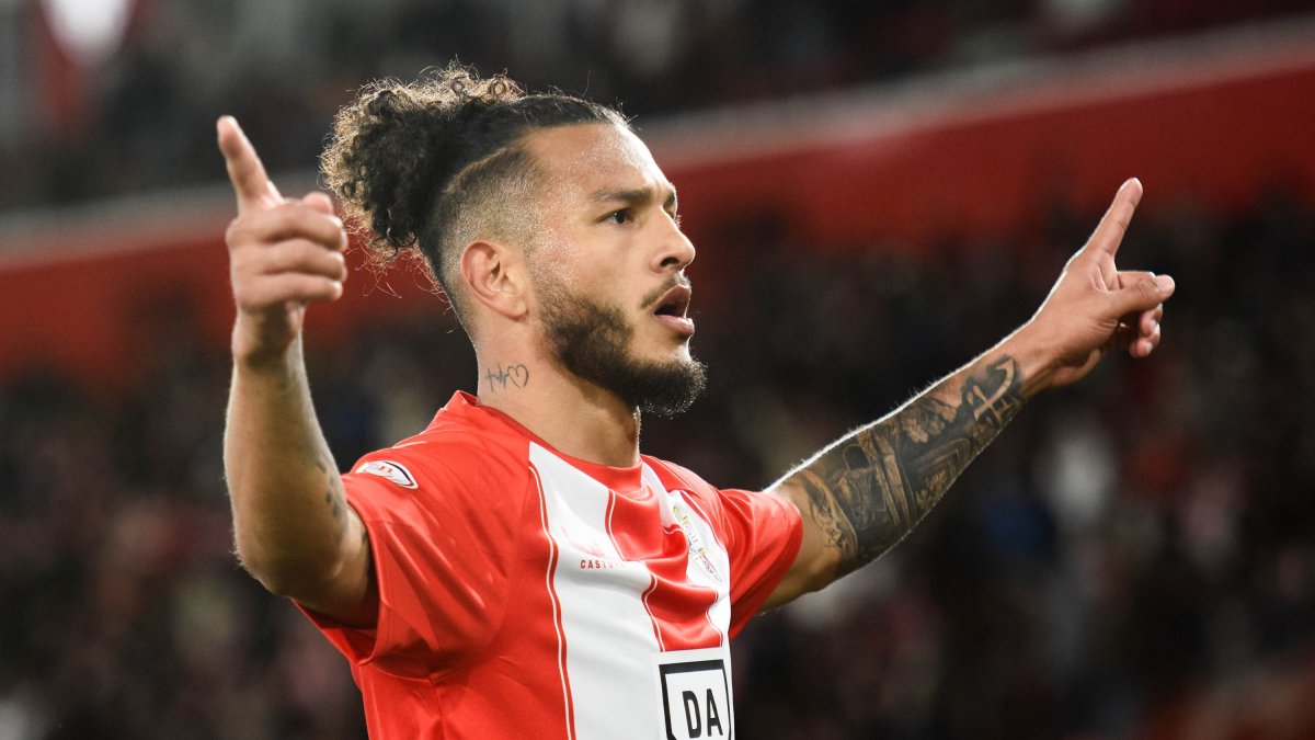 Luis Javier Suárez no pudo jugar el Play Off y espera noticias de su futuro. Tiene contrato hasta 2029.