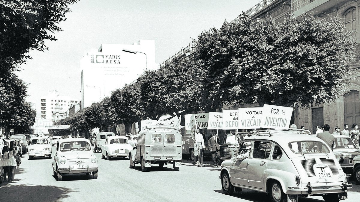 Un grupo de colaboradores de Antonio González Vizcaíno pidiendo el voto para su candidato en el Paseo de Almería en octubre de 1967. Eran las elecciones a Procuradores por representación familiar.