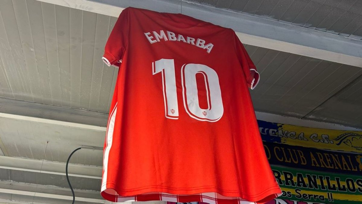 Una camiseta preside el bar del campo en el municipio de Serranillos.