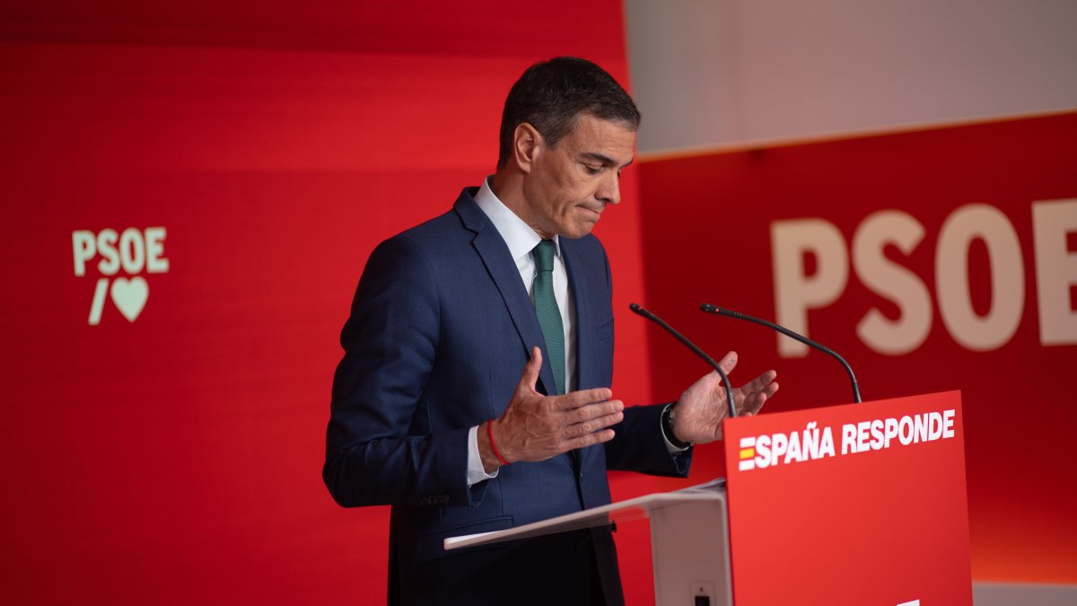 El presidente del Gobierno y Secretario General del PSOE, Pedro Sánchez, durante una rueda de prensa, en la sede del PSOE en Ferraz.