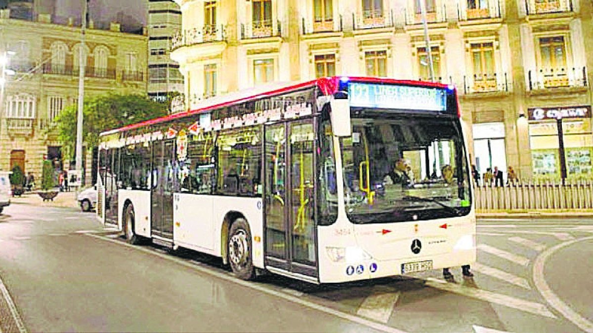 Imagen de archivo de un autobús urbano en Almería capital.