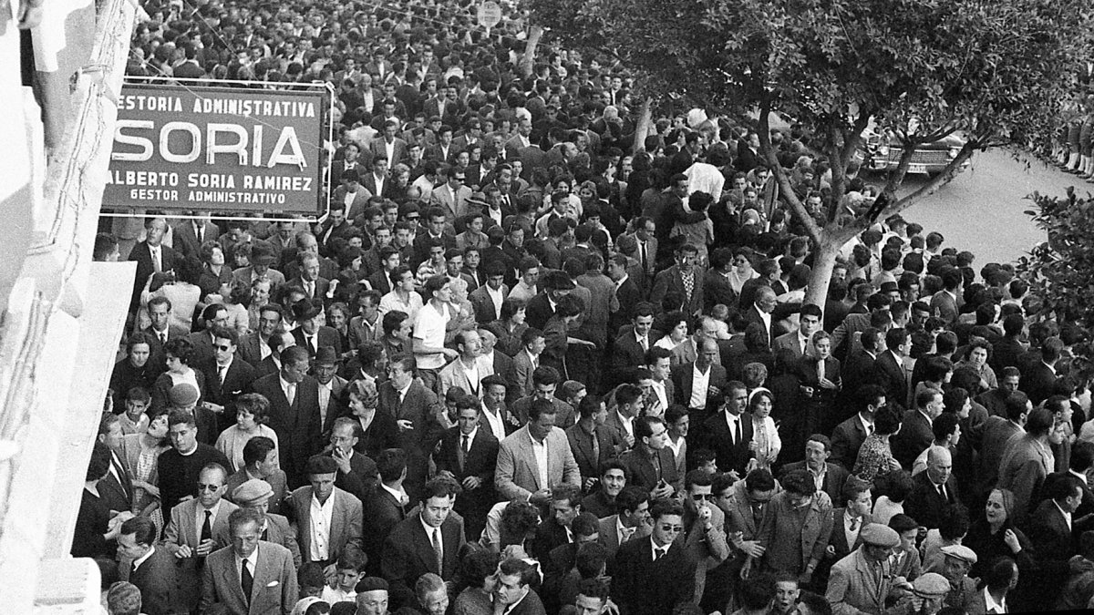 El Paseo  en los años 50 con el cartel de la gestoría Soria, una de las más célebres entonces, que acabó siendo un referente en la ciudad.