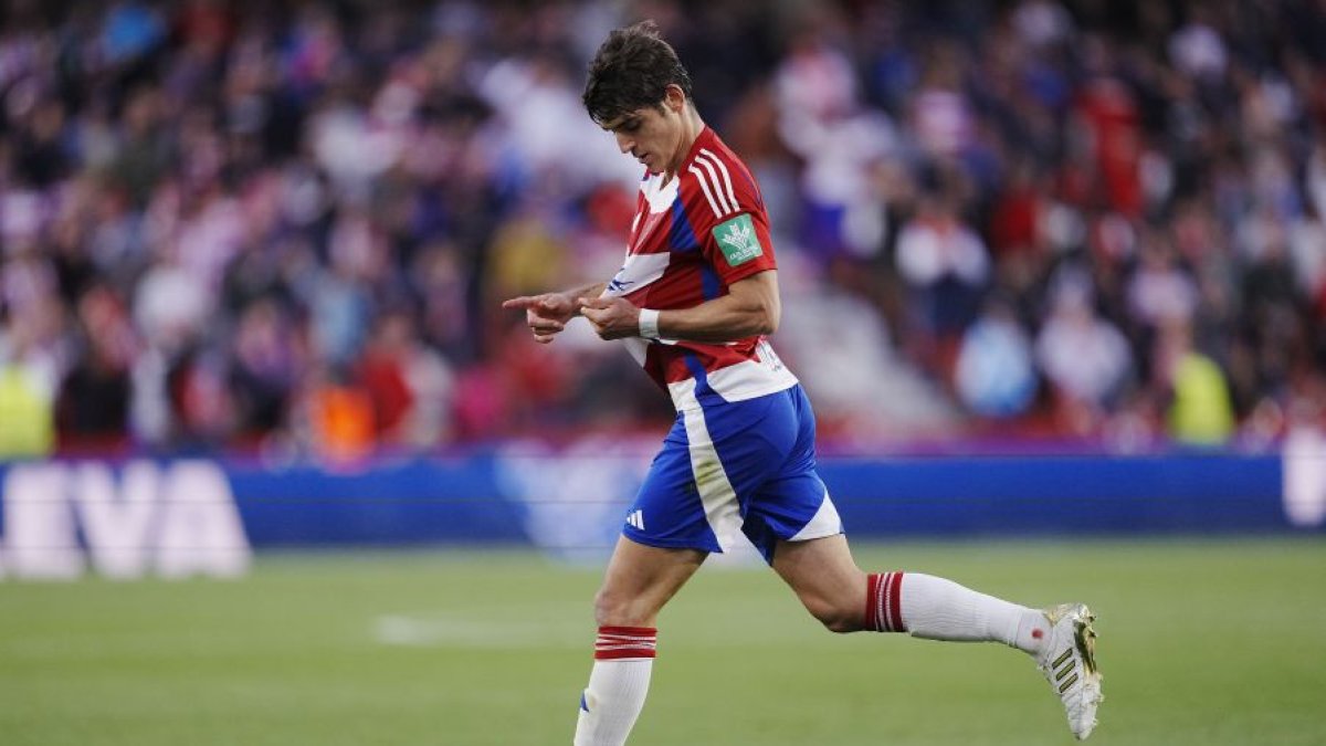 Gonzalo Villar celebrando el gol que le hizo al Almería en Los Cármenes.