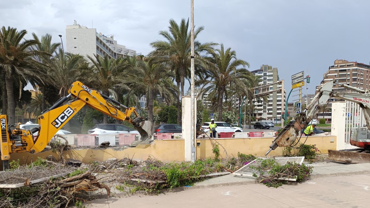 Momento en el que las máquinas están en pleno proceso de eliminación del vallado