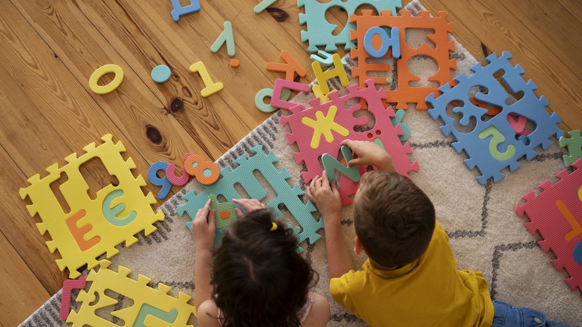 Dos niños jugando.