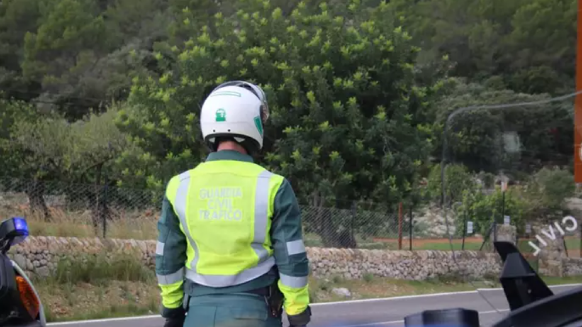Un agente de la Guardia Civil de Tráfico de espaldas en una imagen de archivo