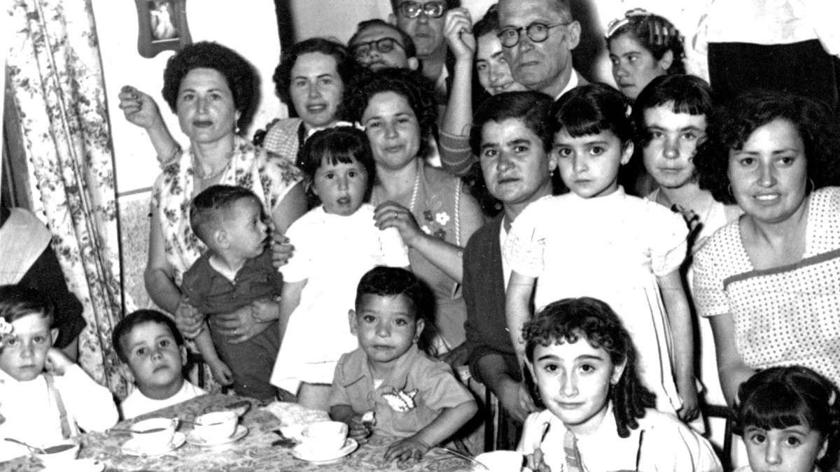 Reunión de vecinos en el popular barrio de la Caridad a comienzos de los años sesenta.