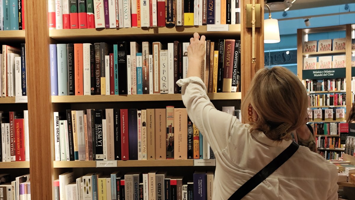 Imagen de archivo de una estantería de libros en Almería.