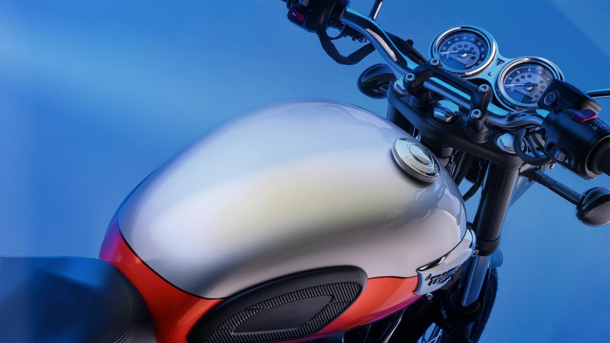 A primera vista, la T100 enamora con sus líneas limpias, su depósito esculpido y sus guardabarros metálicos.