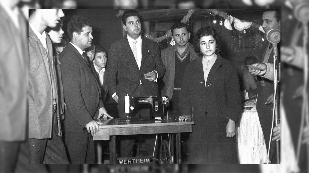 La joven de Almería Pilar Ibáñez se llevó una máquina de coser en 1960 en un programa de radio que pagaba Bazar Almería.