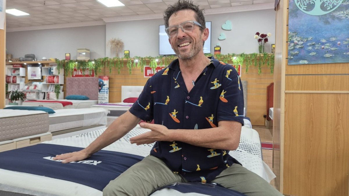 Dormir bien no es un lujo, dice Patricio en su tienda.