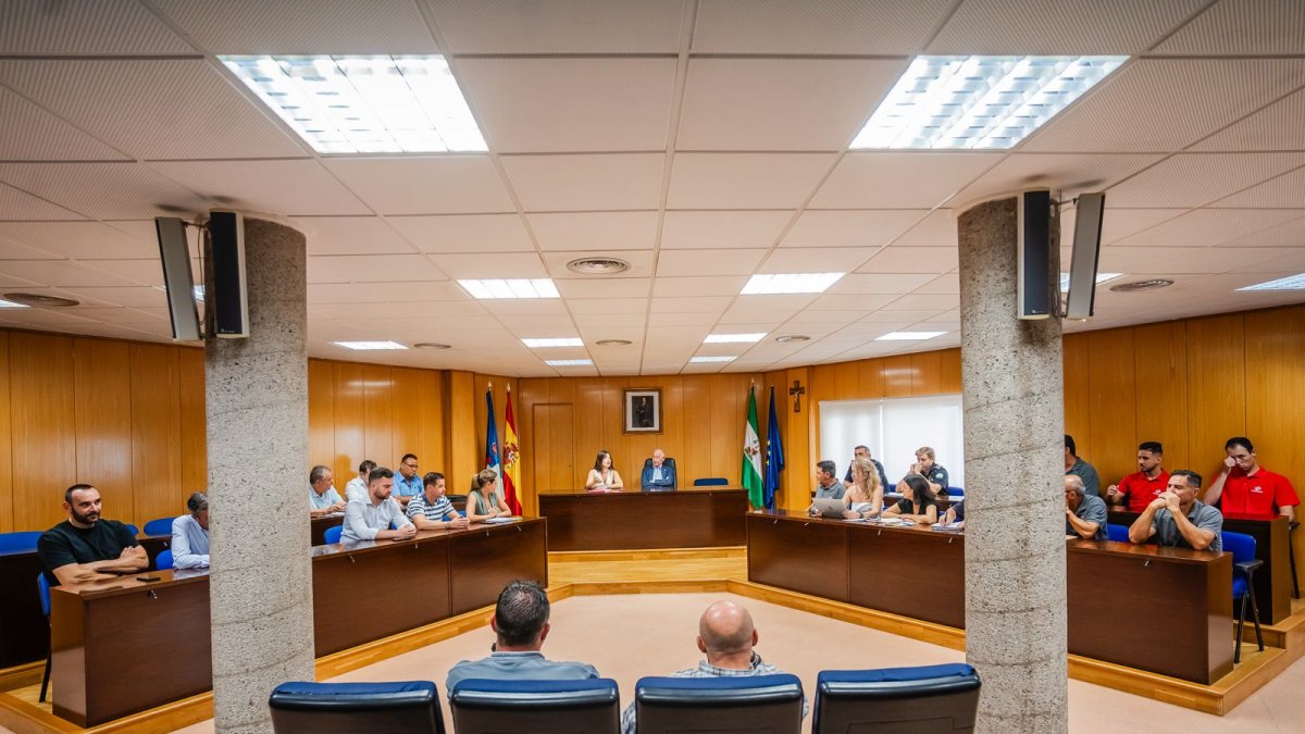 La Junta Local de Seguridad, presidida por el alcalde Gabriel Amat, celebrada ayer con motivo de la noche de San Juan