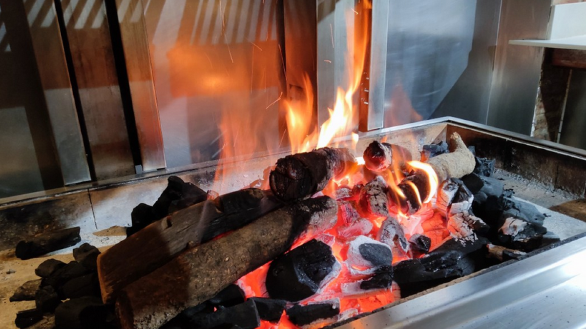 Las brasas son el alma de la cocina del Asador Marino Tinta Negra