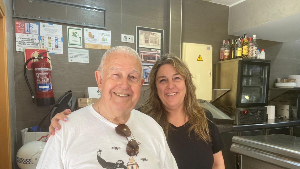 Ingrid Chacón Gómez y Fernando Chacón Campos, padre e hija, dueños del Bar Habibi.