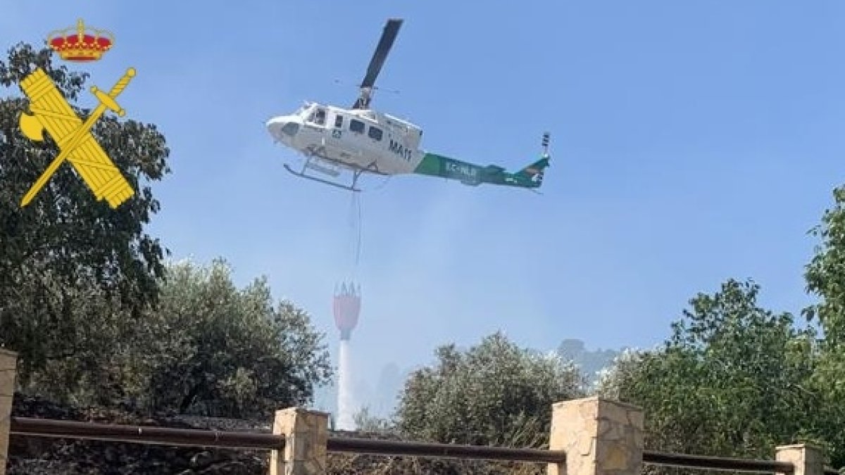 Vehículos desplazados para luchar contra el incendio.