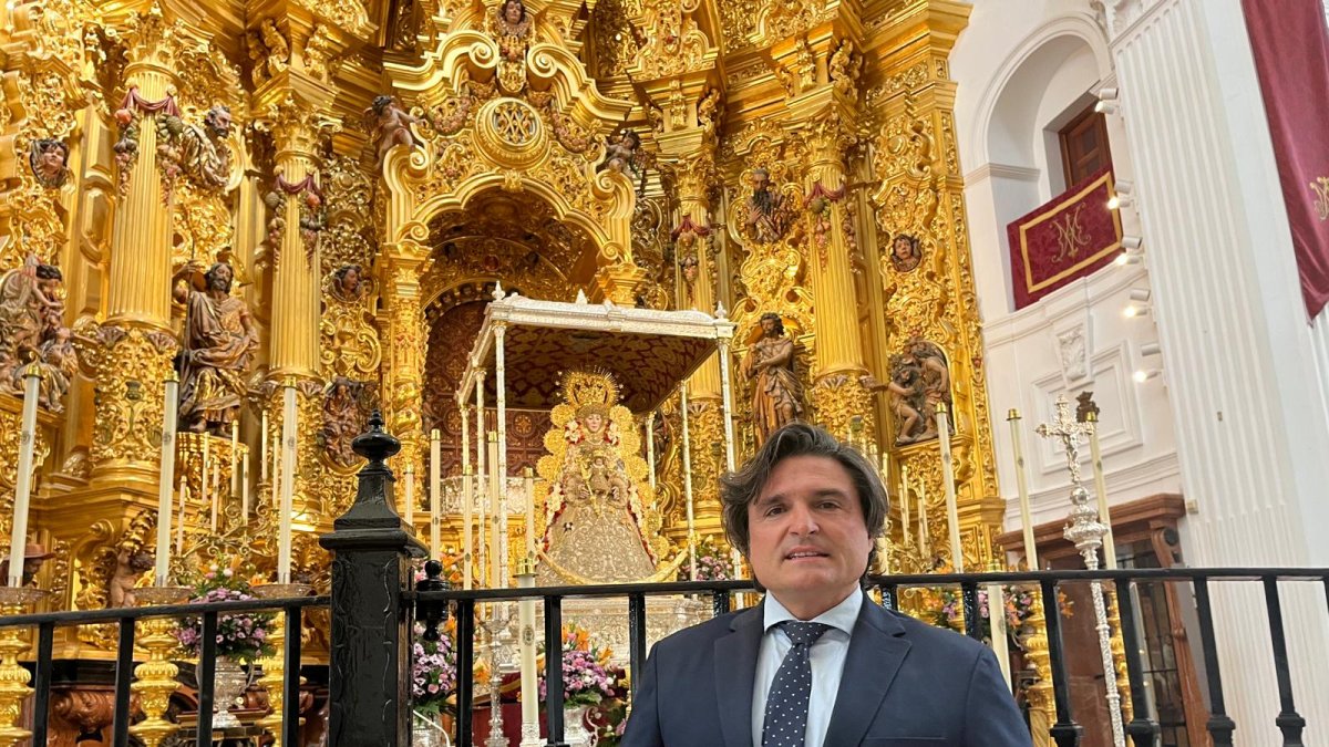 Manuel López Jerez, ante la Virgen del Rocío.