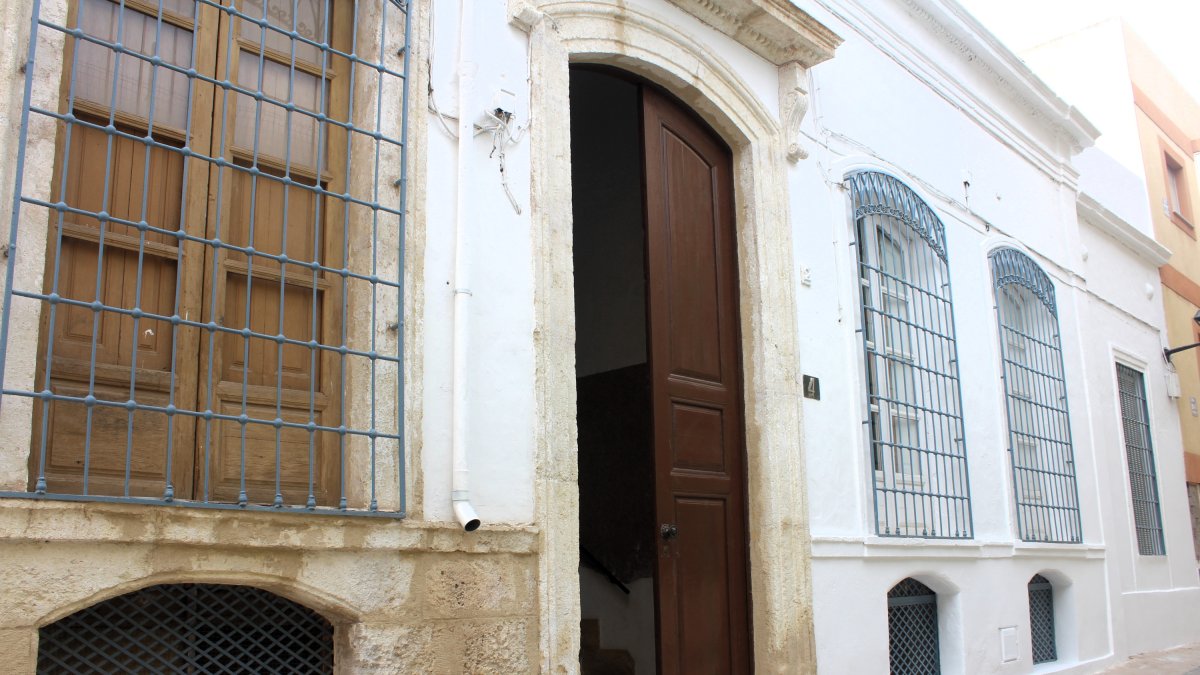 Casa de la familia Pradal en la calle Ulloa, con su puerta monumental.