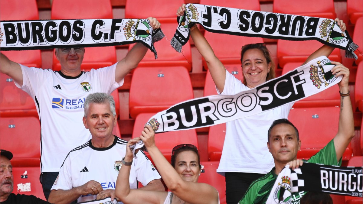 Aficionados del Burgos en el Estadio Mediterráneo en la campaña 2024-2025. Su equipo perdió 2-0 ante el Almería.