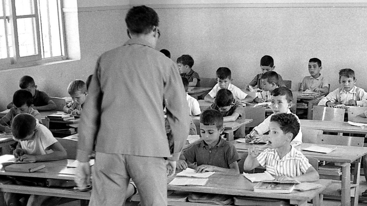 Cuando el maestro se bajaba de la tarima y empezaba a preguntar no se escuchaba ni a una mosca. Escuela de los años 60.