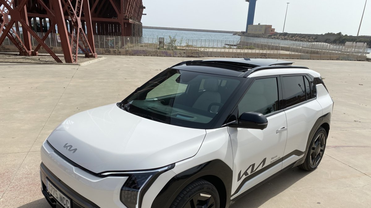 Momento de la prueba del KIA EV3 junto a la ballena del pequeño Gabriel