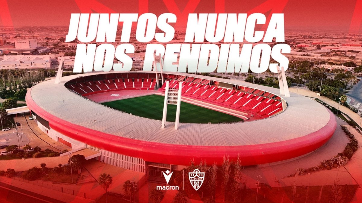 Acuerdo de larga duración entre el Almería y Macron para vestir a todas las categorías del club.