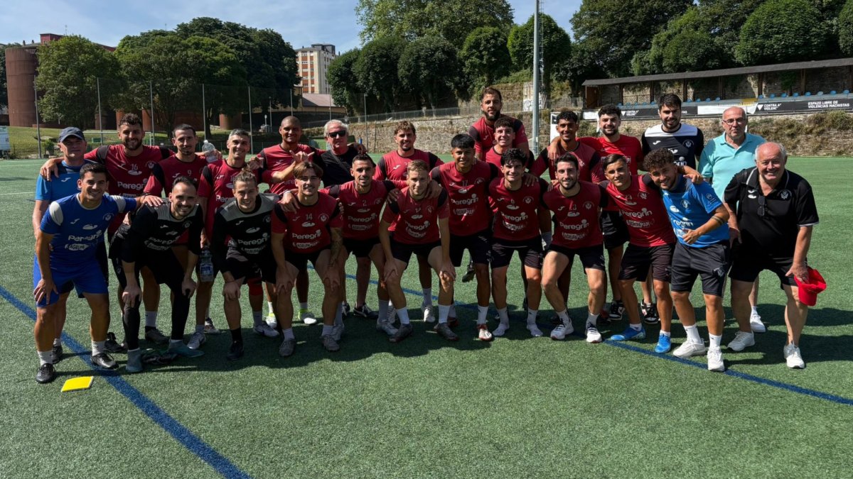 La última foto de familia del Pulpileño antes de viajar a Sarria (Lugo) para jugarse el ascenso a Segunda Federación.