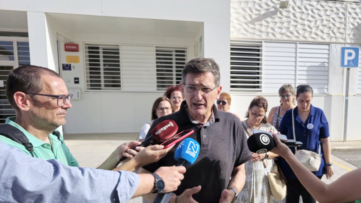 José Luis Sánchez Teruel junto a familias del colegio Princesa Sofía.
