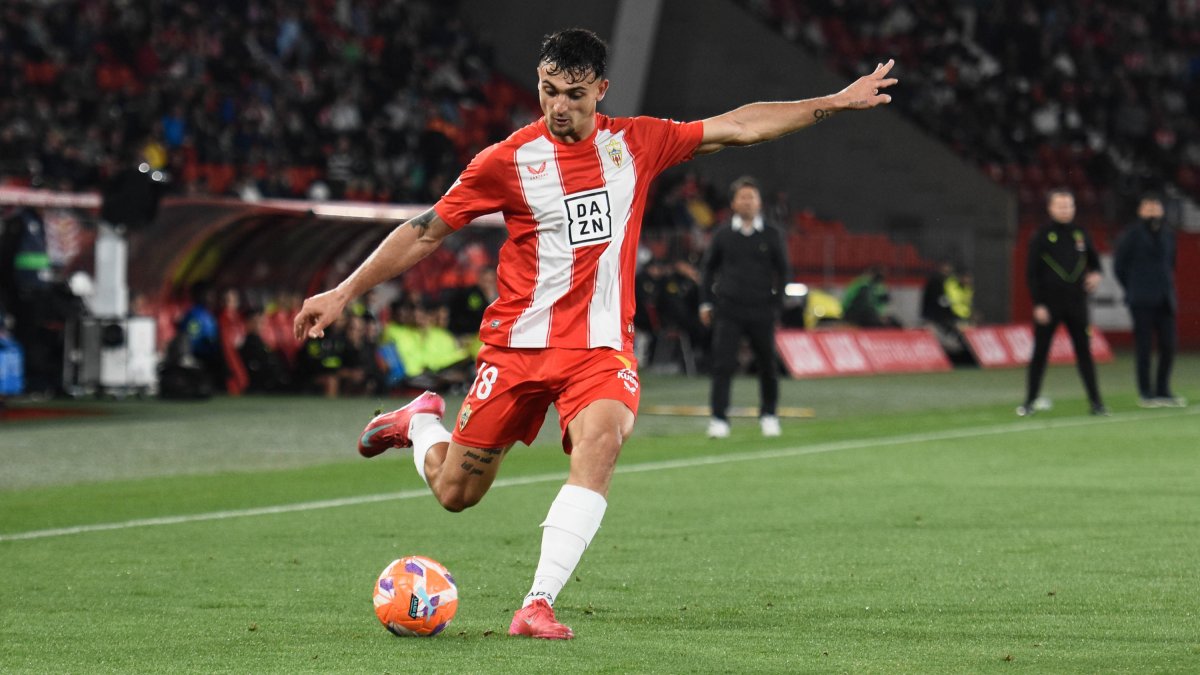 El defensa Marc Pubill pondrá punto y final a su trayectoria en el Almería en este mercado de verano.