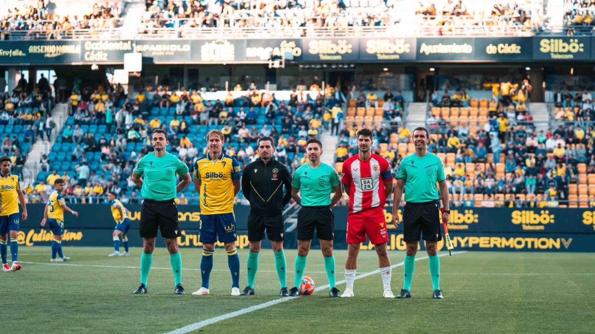 Palencia Caballero en el Cádiz-Almería cargado de polémica. Mostró cuatro cartulinas rojas al conjunto almeriense.