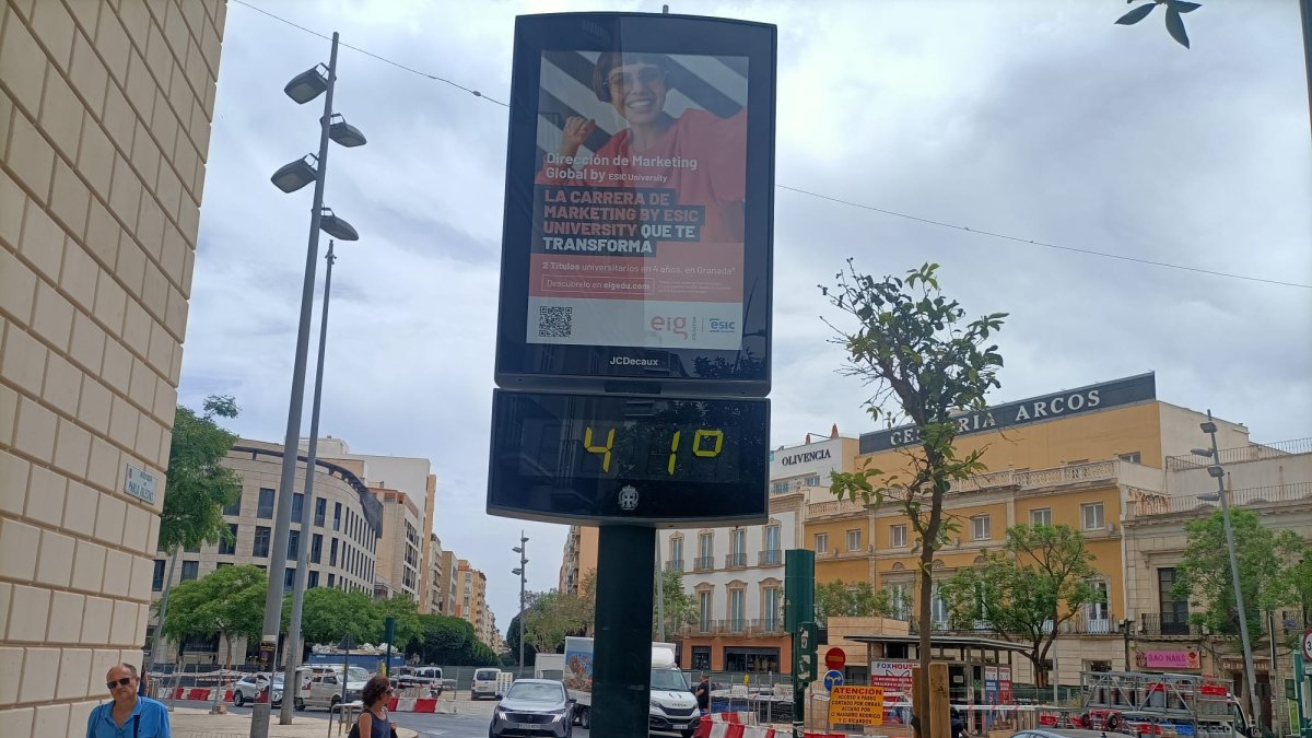 Un termómetro de la capital marca 41 grados.