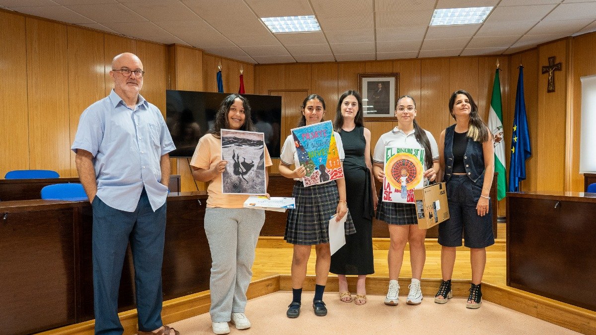 Las tres jóvenes galardonadas con sus trabajos.