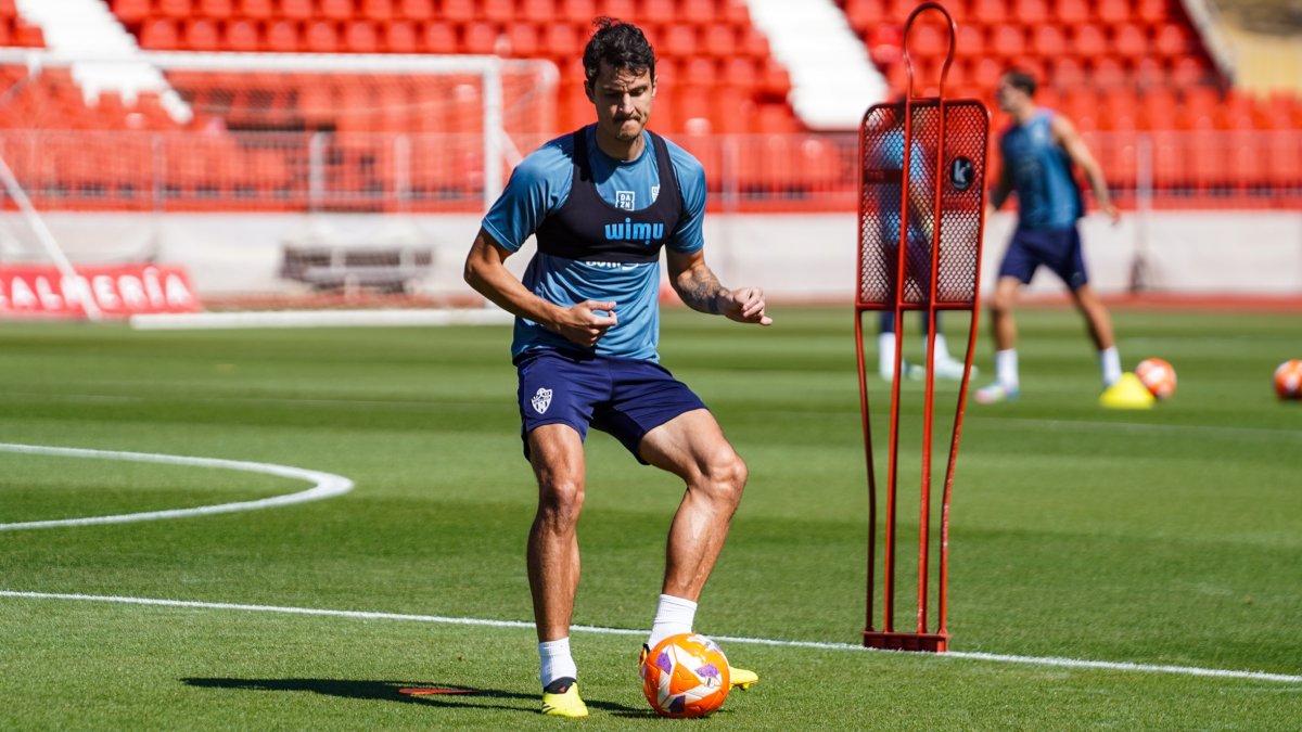 Un año más de contrato para el balcánico, que llegó al Almería en el mercado de invierno de la pasada temporada en Primera División.