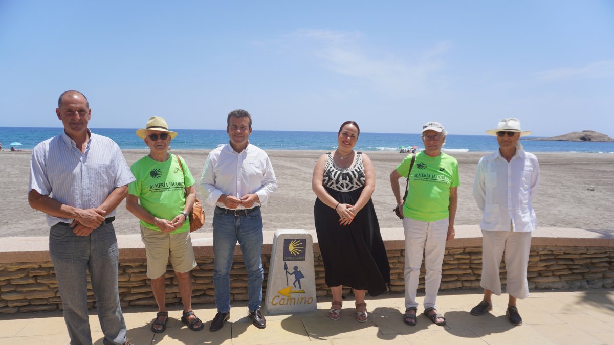 Foto con las autoridades y la señal Camino Santiago en Carboneras.