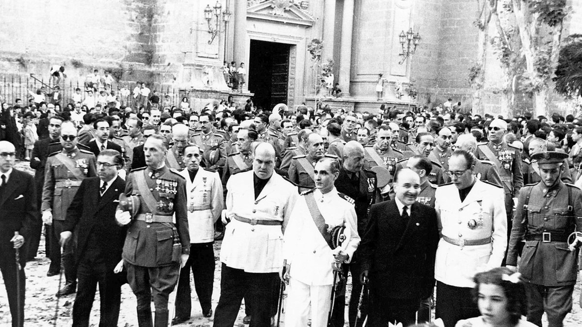 Salida de la Catedral del Corpus en junio de 1947 con el estamento militar presidiendo la procesión.