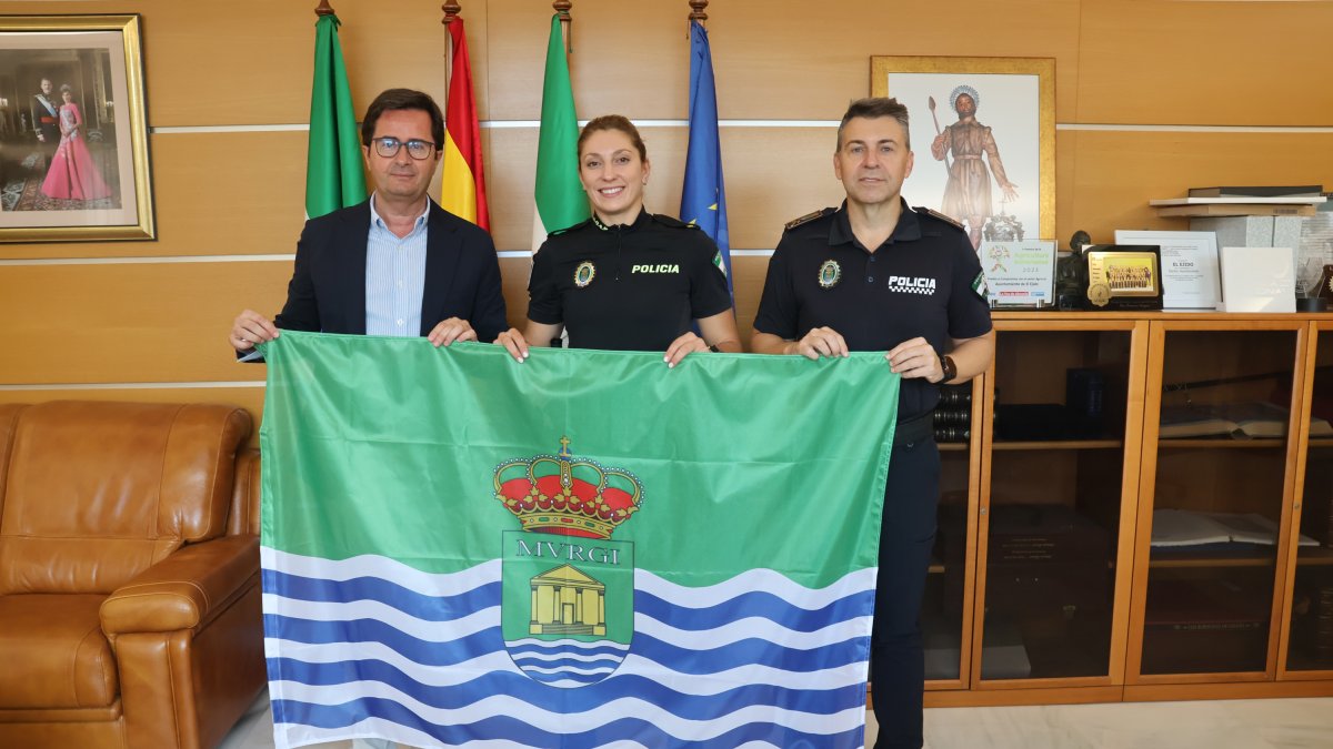 Francisco Góngora y Marco Muñoz haciendo entrega de la bandera de El Ejido a Lucie Carmen.
