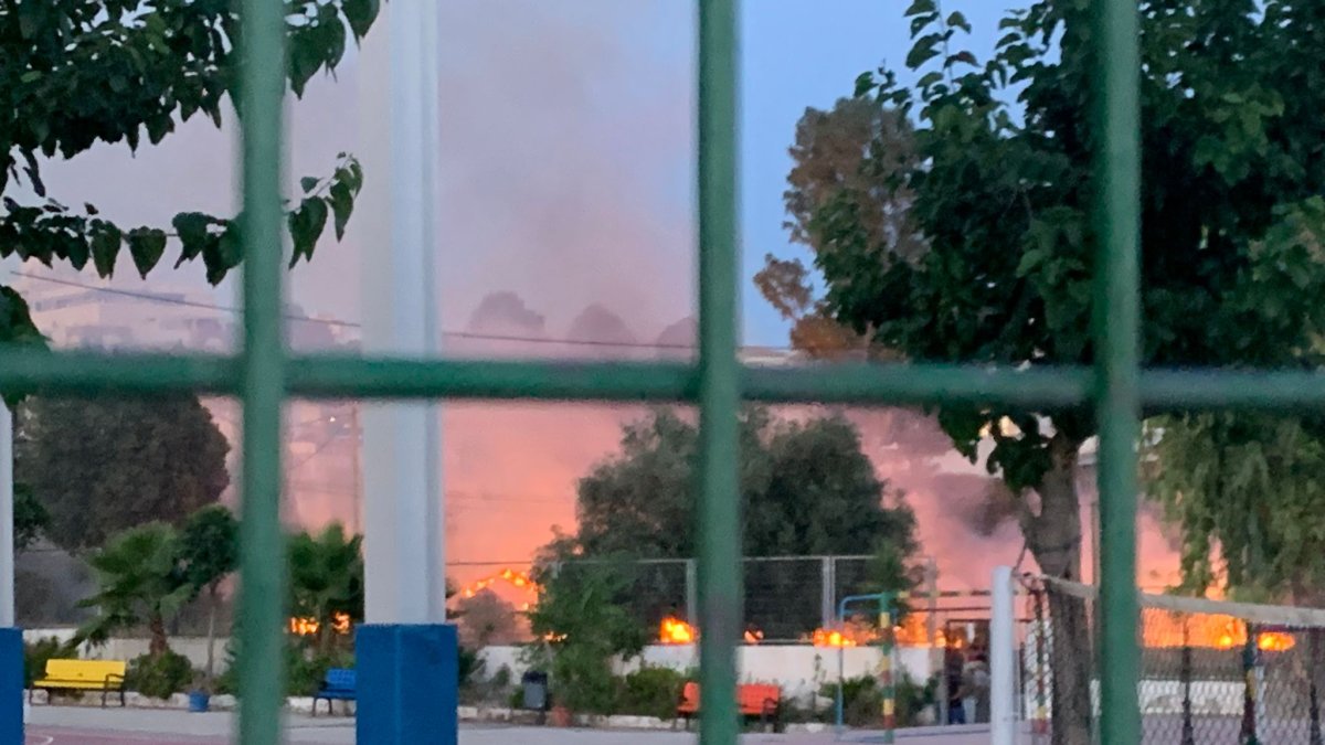 Incendio declarado en el núcleo urbano de Albox este martes.