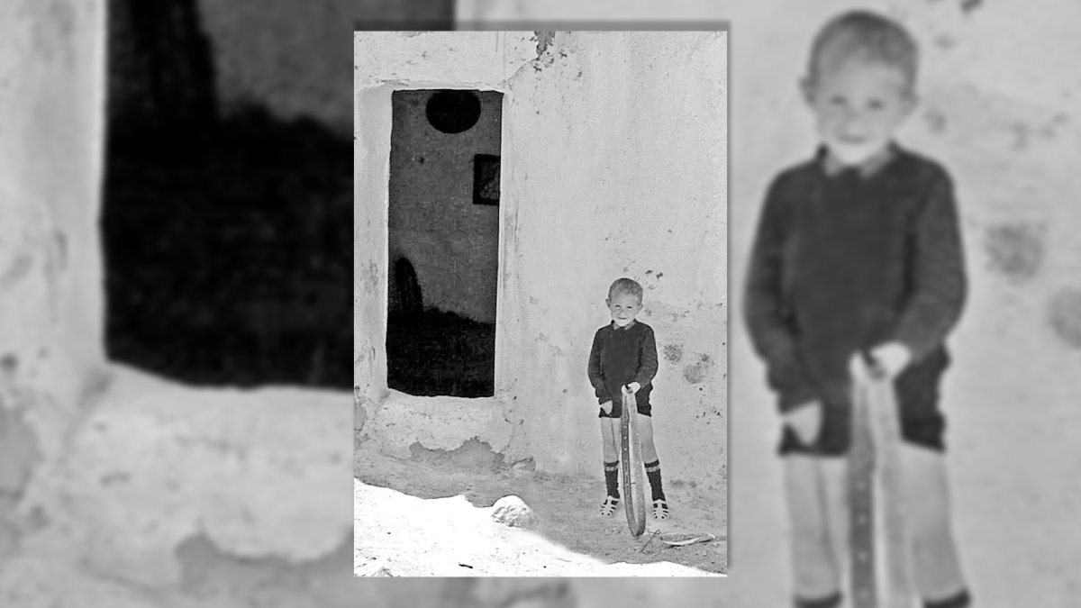 Un niño, preparado para echar a rodar su aro por una cuesta en el barrio de las cuevas de las Palomas. Con la mano derecha sujetaba un alambre que le servía de guía.