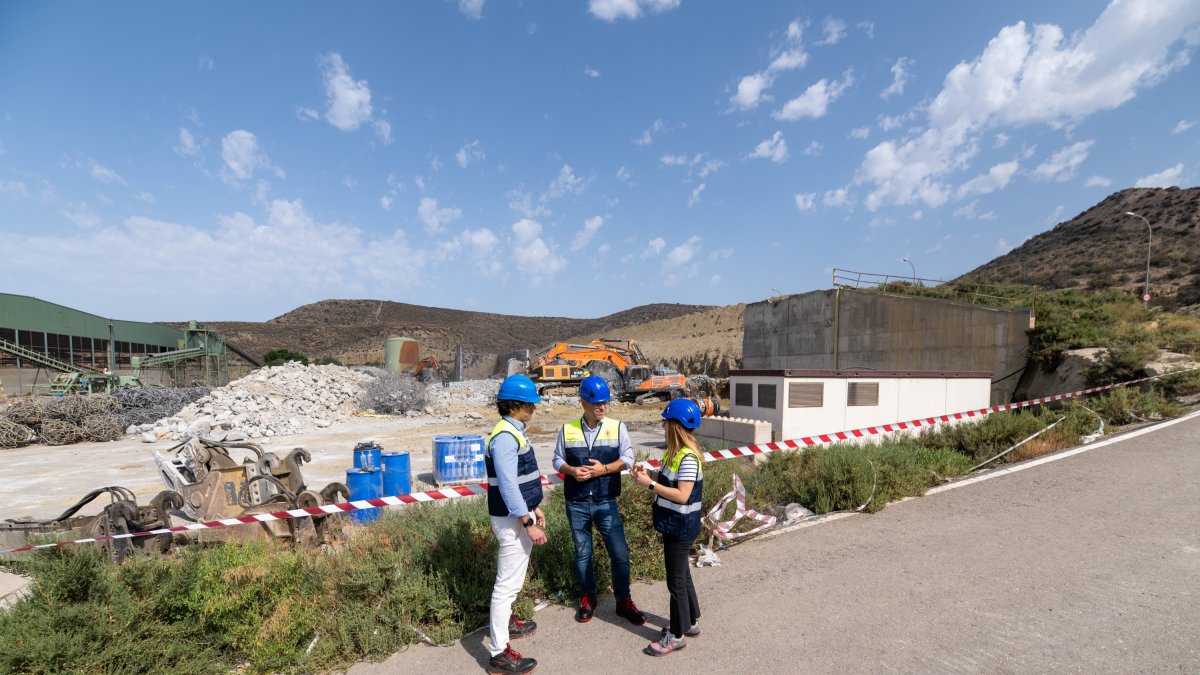Visita de Antonio Urdiales a los primeros trabajos en marcha en la planta