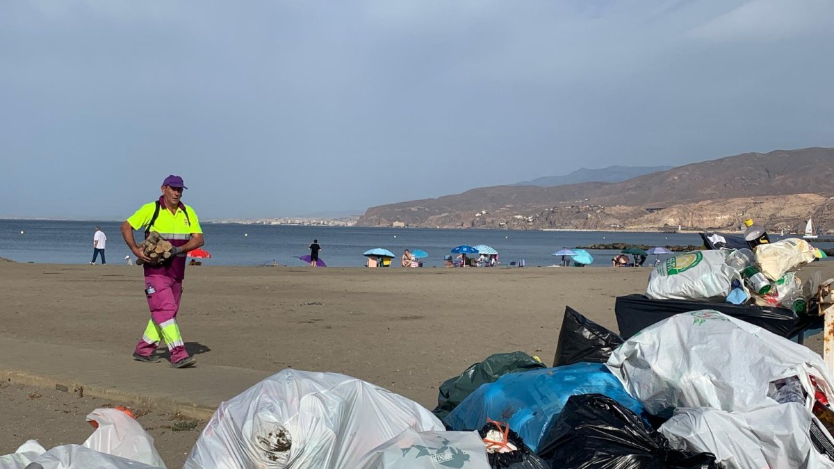 Limpieza de playas tras la noche de San Juan.