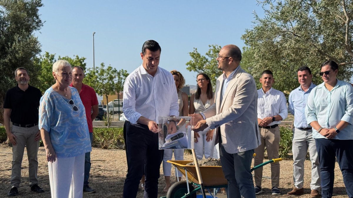 El alcalde de Níjar, José Francisco Garrido, se dispone a introducir la urna conmemorativa.