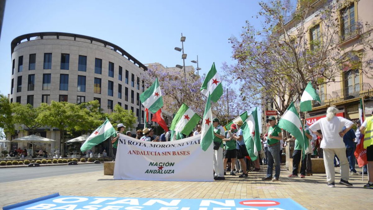 Una manifestación contra la OTAN en la Puerta Purchena de Almería.