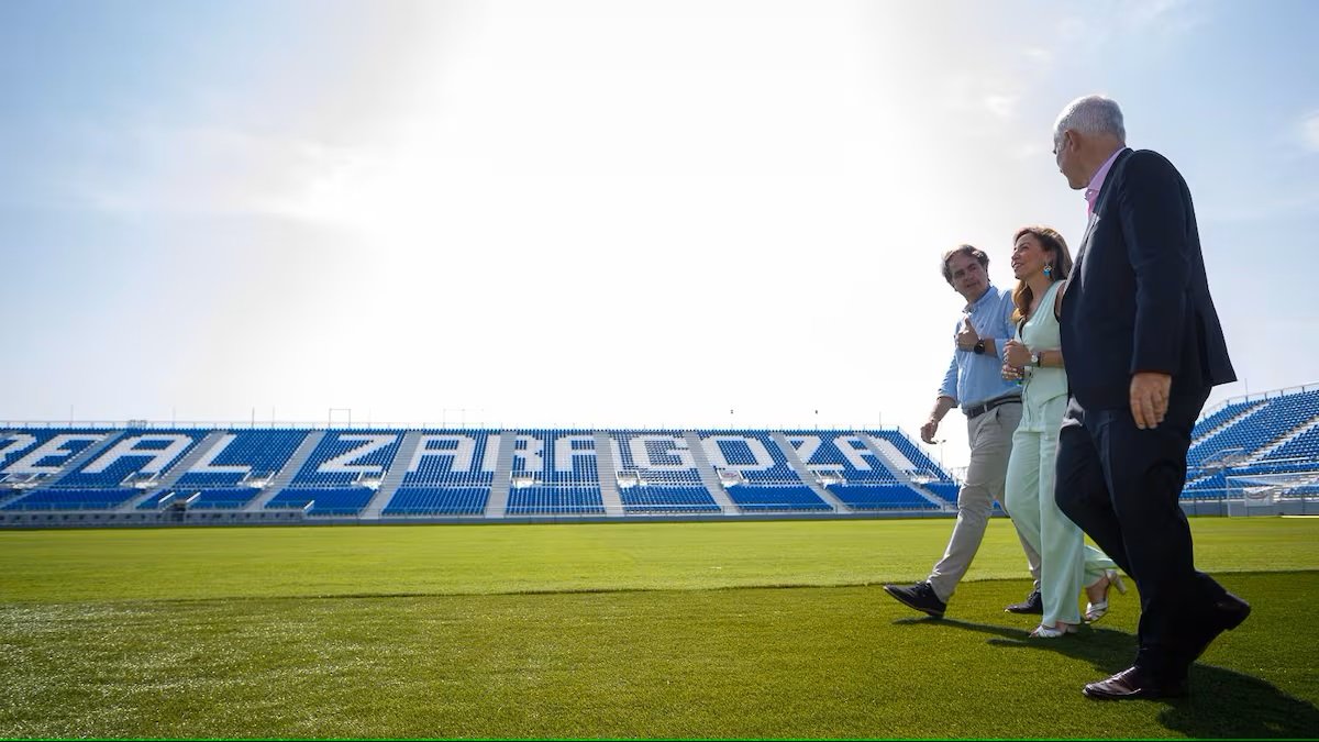 La alcaldesa de Zaragoza pisando el césped del nuevo campo portátil.
