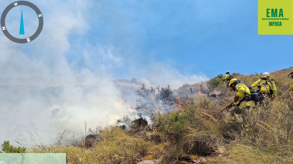 Operarios luchando contra las llamas en el incendio de Río Chico.