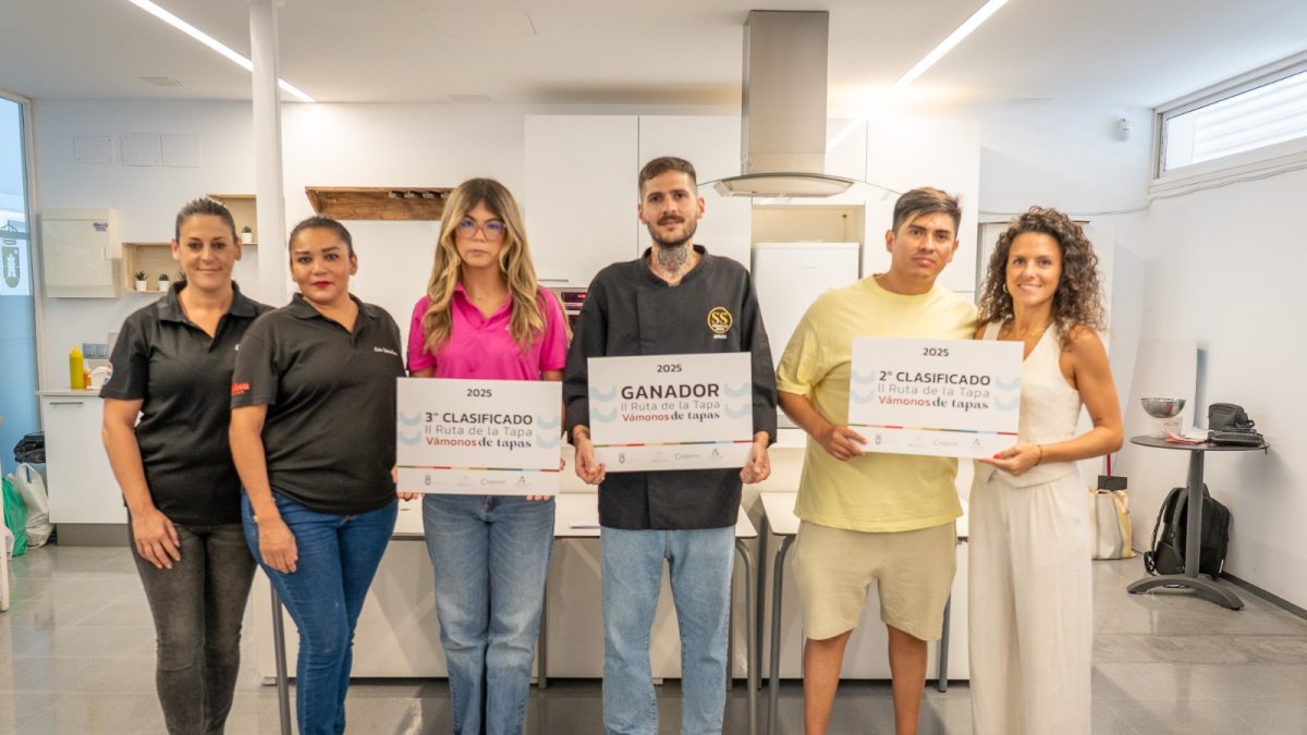 Entrega del premio ganador a la mejor tapa de Roquetas de Mar.