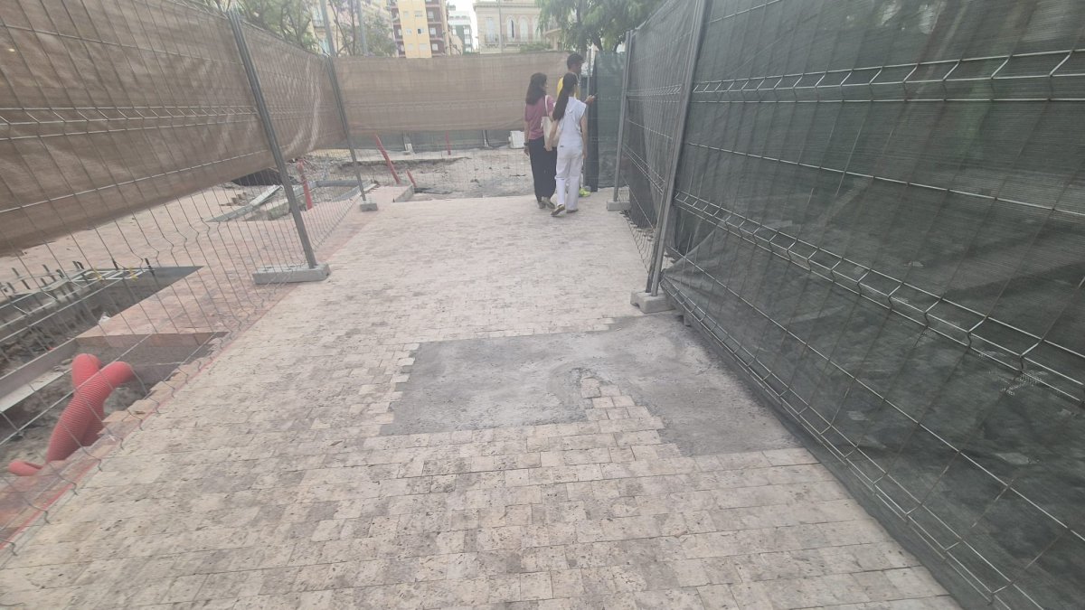 Vista de la solería que se está colocando en el Paseo de Almería