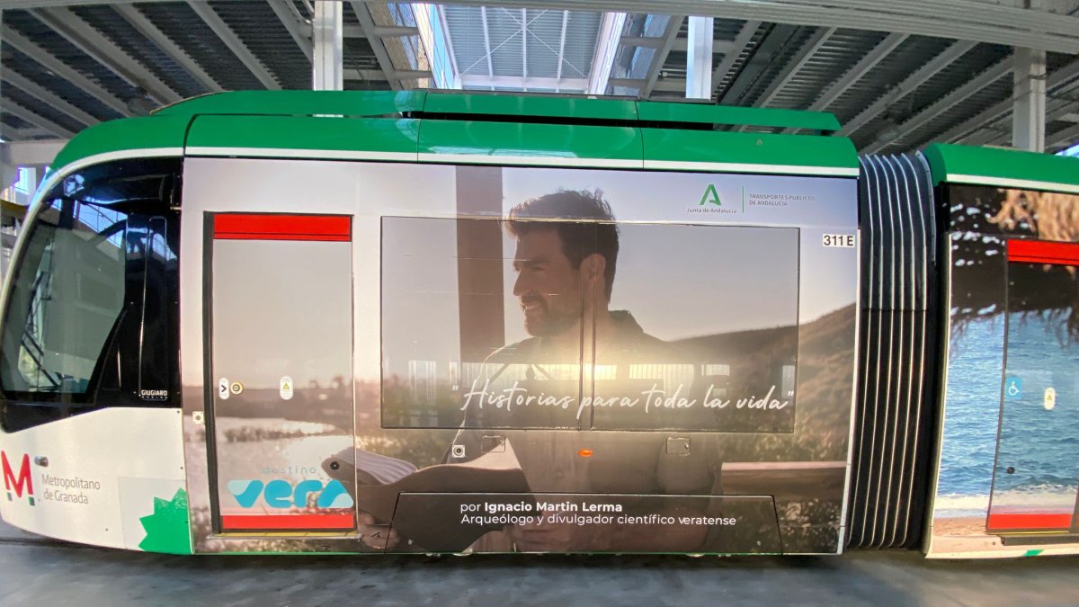 Parte del tranvía de Granada con la publicidad del municipio almeriense.