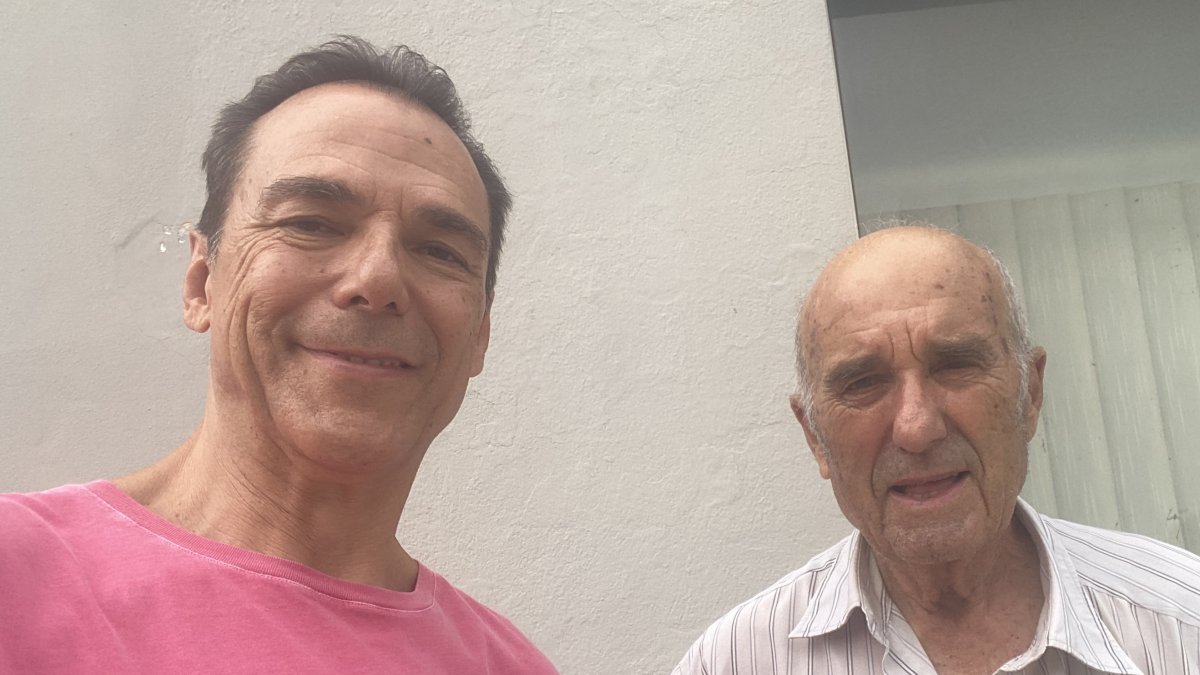El periodista Antonio Hermosa junto a José Damián, fundador del club de fútbol de Benahadux.