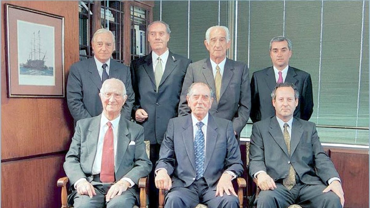 José Hornauer López, el primero sentado por la izquierda, junto a otros miembros de la familia pertenecientes al Consejo de Administración del Grupo Almería.